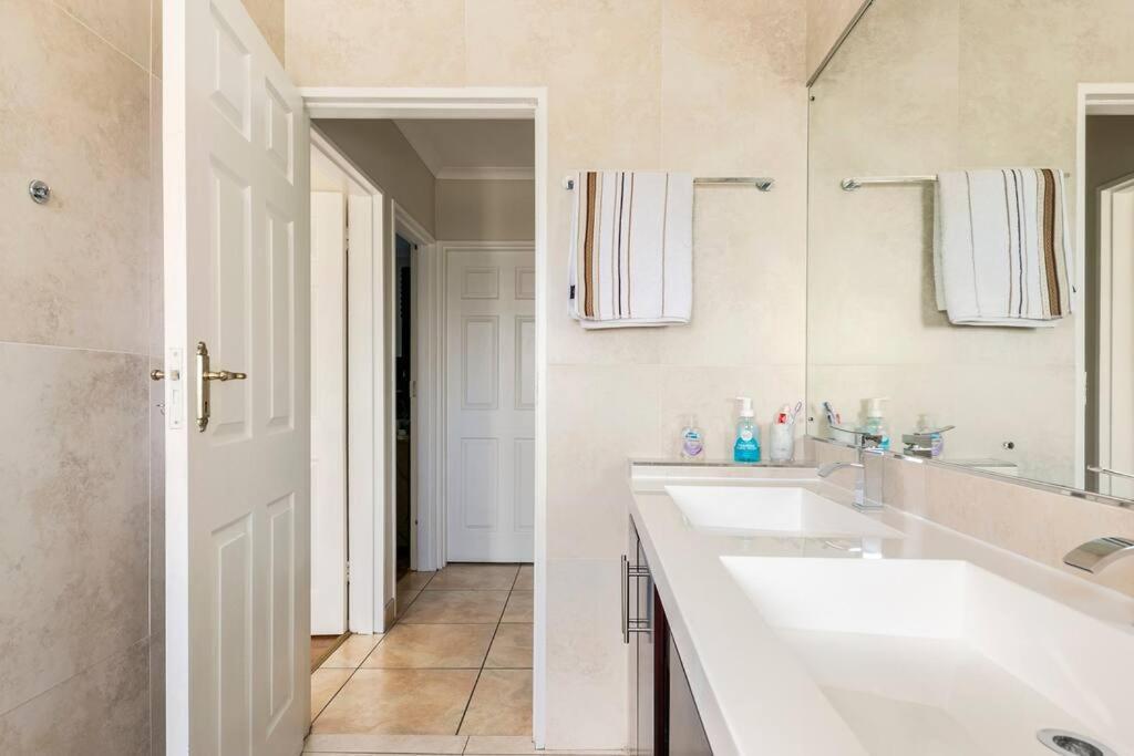 Homestay - Beautiful Modern Cape Town