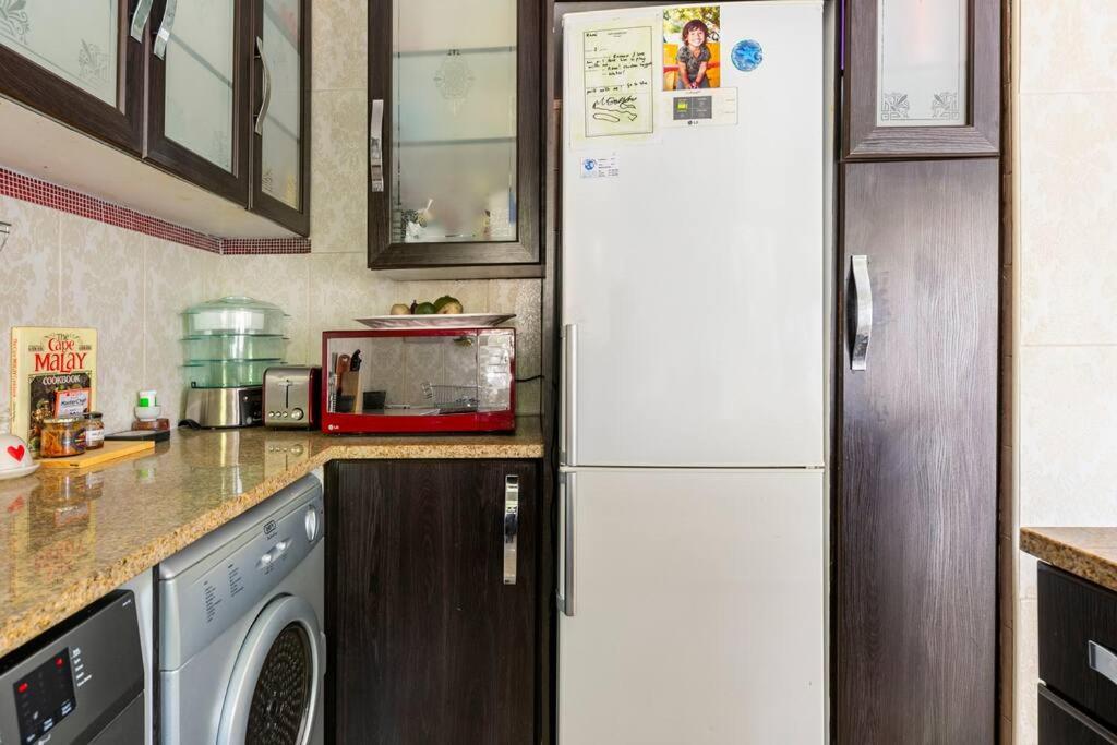 Homestay - Beautiful Modern Cape Town
